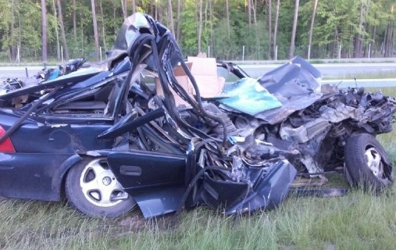 Groźnie wyglądająca kolizja. Policjanci apelują o zachowanie ostrożności na drodze - Zdjęcie główne