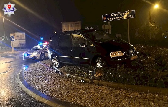 50 - latek z Garwolina zagapił się i ''zaparkował'' na rondzie - Zdjęcie główne