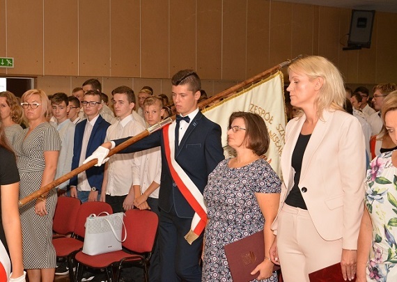 W poniedziałek uczniowie ZS w Miętnem rozpoczęli rok szkolny 2019/2020 - Zdjęcie główne