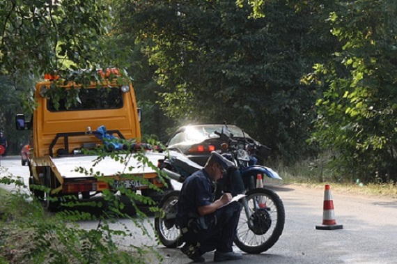 Wypadek w Izdebniku. Motocyklista w szpitalu - Zdjęcie główne