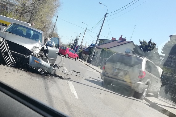 Zdarzenie aut na Targowej. Ruch odbywa się jednym pasem - Zdjęcie główne