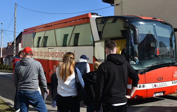 Oddali krew w ambulansie pod komendą - Zdjęcie główne