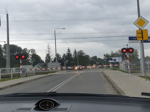 Awaria rogatek na przejeździe kolejowym w Rudzie Talubskiej - Zdjęcie główne