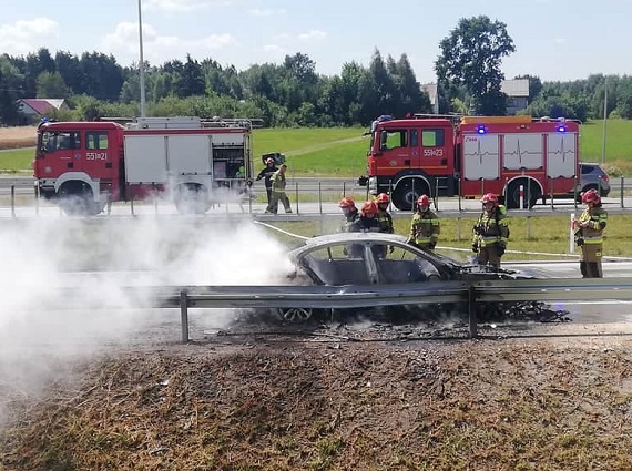 Pożar BMW na S17 pomiędzy Ostrowem a Bocianem (wideo) - Zdjęcie główne