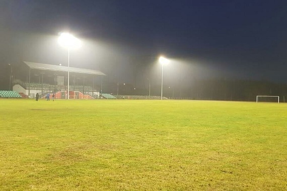 Stadion piłkarski w Pilawie oświetlony - Zdjęcie główne