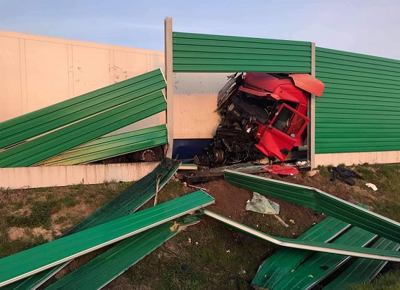 Wypadek samochodu ciężarowego na S17 w okolicach Gończyc - Zdjęcie główne