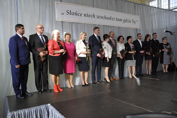 Otrzymali nagrody i wyróżnienia podczas powiatowych obchodów Dnia Edukacji Narodowej - Zdjęcie główne