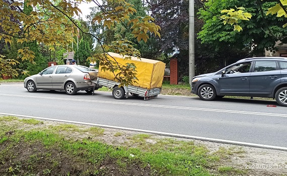 Ford uderzył w przyczepkę zamontowaną do skody - Zdjęcie główne