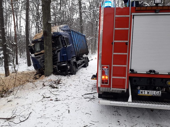 Kolizja ciężarówki i samochodu osobowego - Zdjęcie główne
