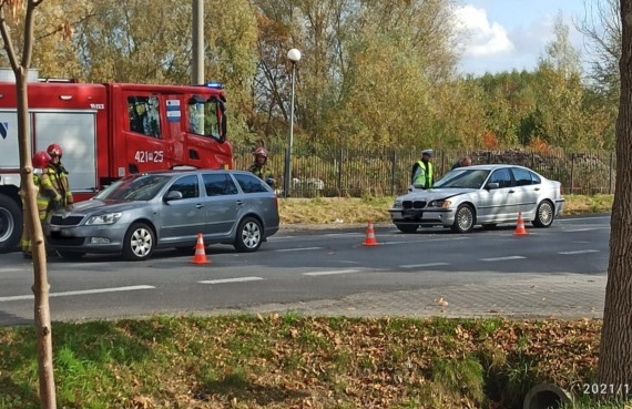 Kolizja dwóch samochodów przy osiedlu Mickiewicza - Zdjęcie główne