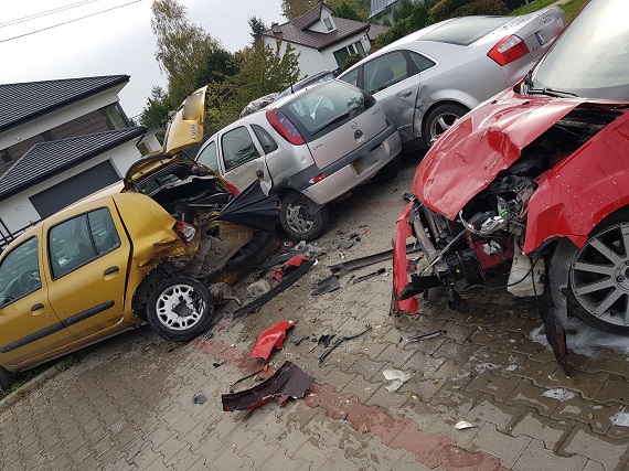 Fordem uderzył w zaparkowane auta - Zdjęcie główne