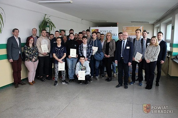 Przemysław Zawadka i Jakub Zawadka na podium konkursu wiedzy o energetyce - Zdjęcie główne