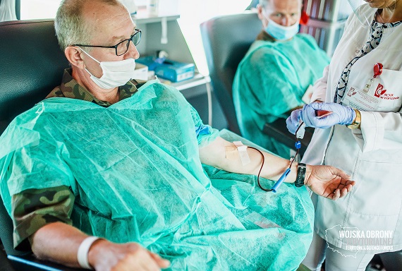 Różne kolory mundurów, wspólny cel - Zdjęcie główne