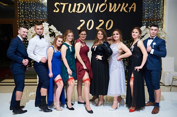 Nowe zdjęcia ze studniówki uczniów technikum w ZS nr 2 - Zdjęcie główne
