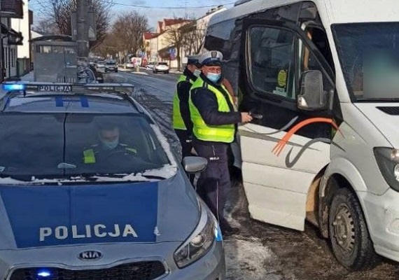 Policja ściga groźnych przestępców bez masek - Zdjęcie główne