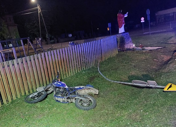 Pijany motocyklista zniszczył znak drogowy - Zdjęcie główne