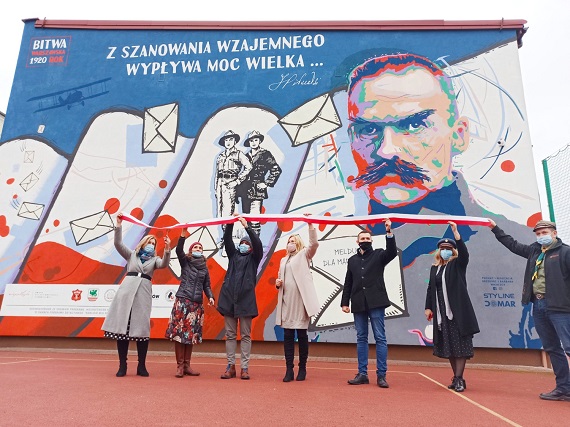 Mural na budynku LO oficjalnie odsłonięty - Zdjęcie główne
