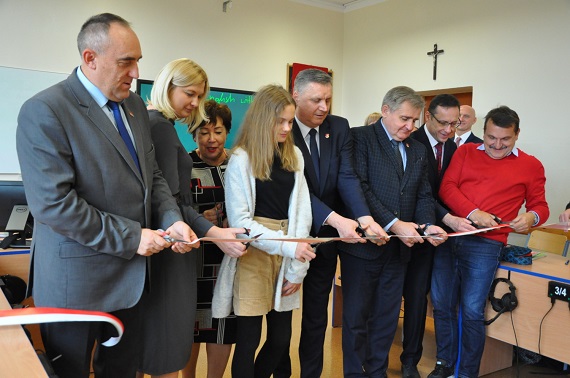 Nowoczesna pracownia językowa uroczyście otwarta - Zdjęcie główne