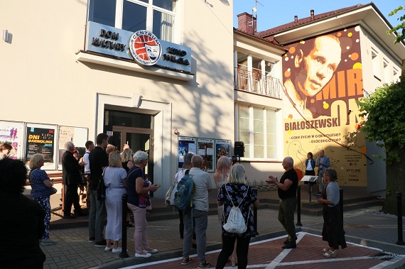 Miron spogląda - nowy mural w Garwolinie - Zdjęcie główne