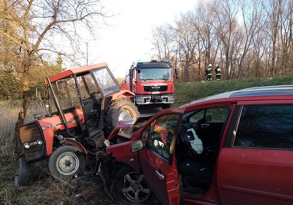 Zderzenie samochodu osobowego i ciągnika w Wólce Gruszczyńskiej - Zdjęcie główne