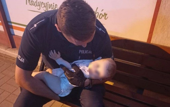 Policjanci zaopiekowali się 8-miesięczną dziewczynką - Zdjęcie główne