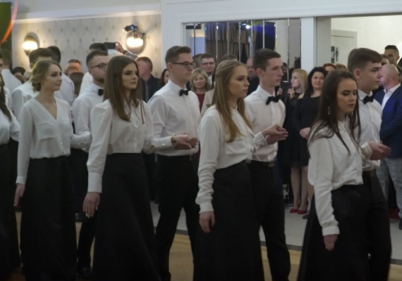 Uczniowie Liceum ZS nr 1 w Garwolinie bawili się na studniówce (wideo) - Zdjęcie główne