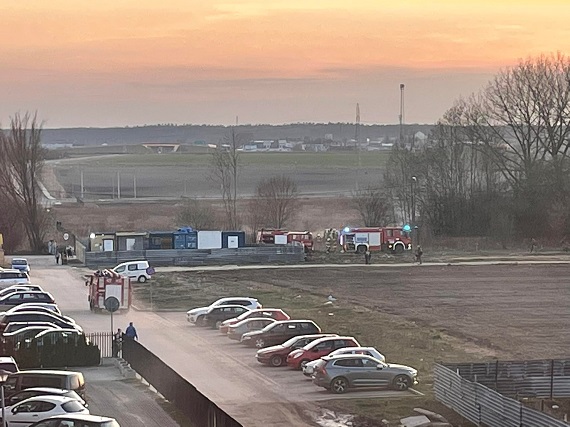 Pożar niedaleko bloków mieszkalnych - Zdjęcie główne