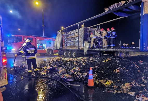 Pożar naczepy z węglem drzewnym w Mrokowie - Zdjęcie główne
