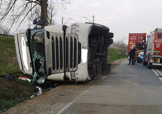 Ciężarówka przewróciła się na DK 76 - Zdjęcie główne