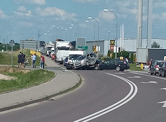 Zderzenie pojazdów przy stacji Shell - Zdjęcie główne