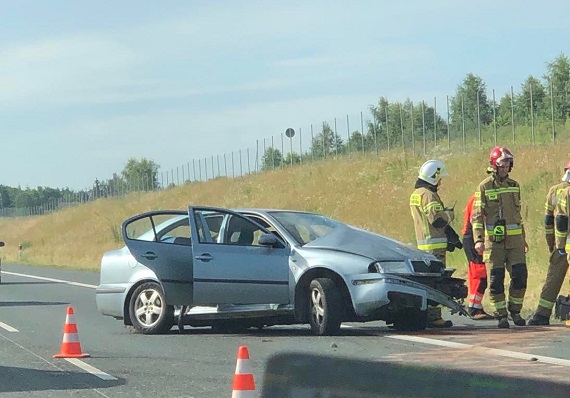 Skoda uderzyła w bariery. Pojazdem podróżowało czworo dzieci - Zdjęcie główne