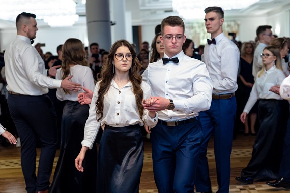 Uczniowie I LO w Garwolinie bawili się na studniówce (wideo) - Zdjęcie główne