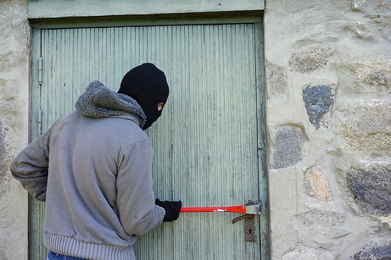 Policjanci zatrzymali włamywacza na gorącym uczynku  - Zdjęcie główne