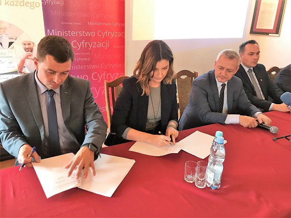 Cyfryzacja GOK-ów - pierwsza umowa podpisana w Maciejowicach - Zdjęcie główne