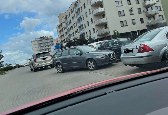 Zderzenie aut na Korczaka. Jedna osoba trafiła do szpitala - Zdjęcie główne