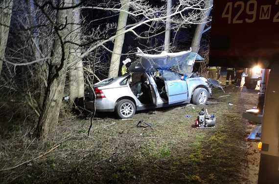 Wypadek w Nowej Brzuzie. Kierowca w stanie ciężkim - Zdjęcie główne