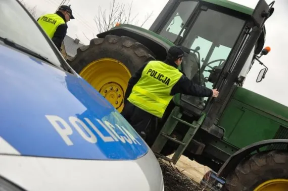 Wybrał się na przejażdżkę nie swoim ciągnikiem. Bez uprawnień i po pijaku - Zdjęcie główne