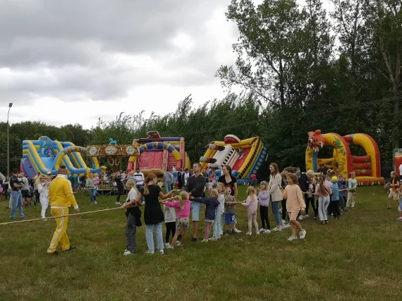 Tych dzieci nie przestraszyła pogoda. Przybyły świętować swój dzień - Zdjęcie główne