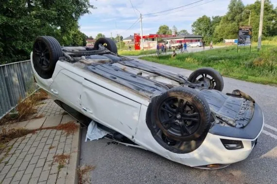 Seat dachował, Audi przewróciło się na bok - Zdjęcie główne