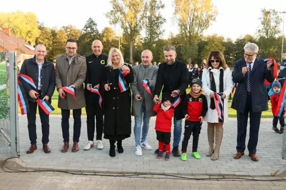 Boisko ze sztuczną nawierzchnią oficjalnie otwarte - Zdjęcie główne