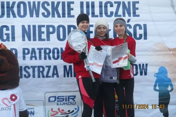 Młodzież Wilgi z medalami Biegów Niepodległości - Zdjęcie główne