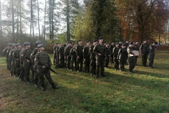 Marsz szkoleniowo - kondycyjny klas z oddziałem przygotowania wojskowego - Zdjęcie główne