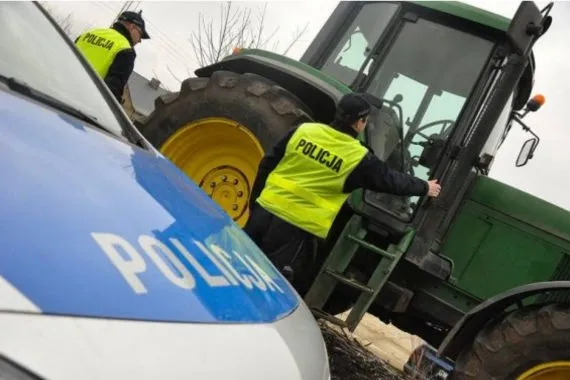 Podejrzane zachowanie kierowcy traktora - Zdjęcie główne