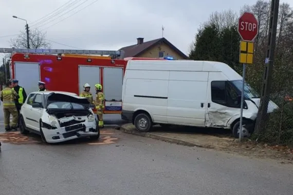 Uderzył w samochód, ogrodzenie i słup - Zdjęcie główne