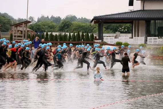 Robert Mrozek zwycięzcą X Triathlonu Garwolińskiego. Łukasz Biernacki na podium - Zdjęcie główne