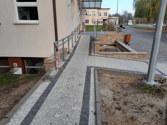 Wejście główne do szpitala przyjazne dla pacjentów niepełnosprawnych - Zdjęcie główne