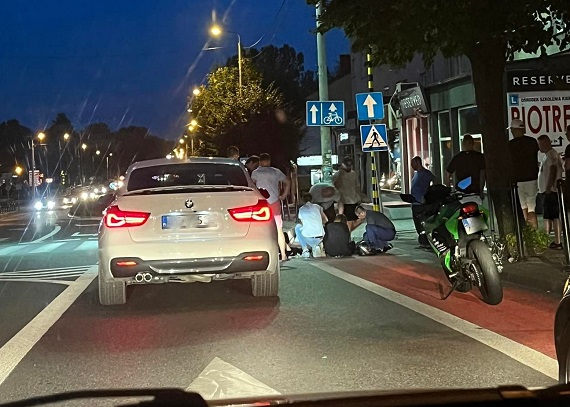 Wypadek w centrum Garwolina. Kierowca motoroweru i pasażerka w szpitalu - Zdjęcie główne