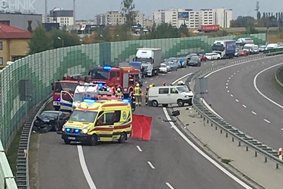 Najechał na cztery auta stojąca w korku. Jedna osoba w szpitalu - Zdjęcie główne