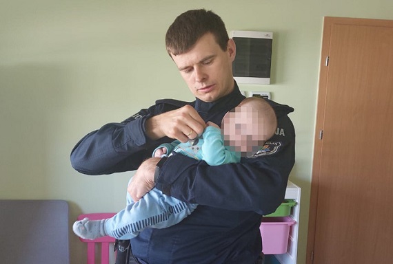 Policjant z Garwolina zaopiekował się 2-miesięcznym dzieckiem - Zdjęcie główne