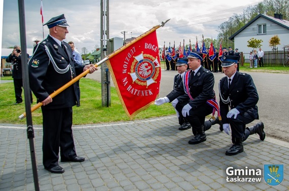 Nowy sztandar na Dzień Strażaka dla OSP w Woli Rowskiej - Zdjęcie główne